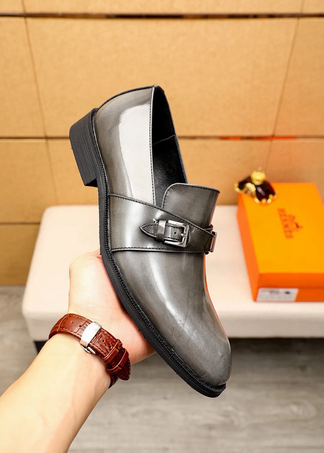 Men's shoes 💰480💐 Product trademark: HERMES "Hermès" business leather shoes Regular size: 38-44 (45🉑️customized) Product materials: Selected imported first-layer open-edge beaded calfskin upper, imported water-dyed 🐂 cowhide lining. Strong three-dimensional visual effect, non-slip and wear-resistant combination outsole Color: 2⃣️colors available